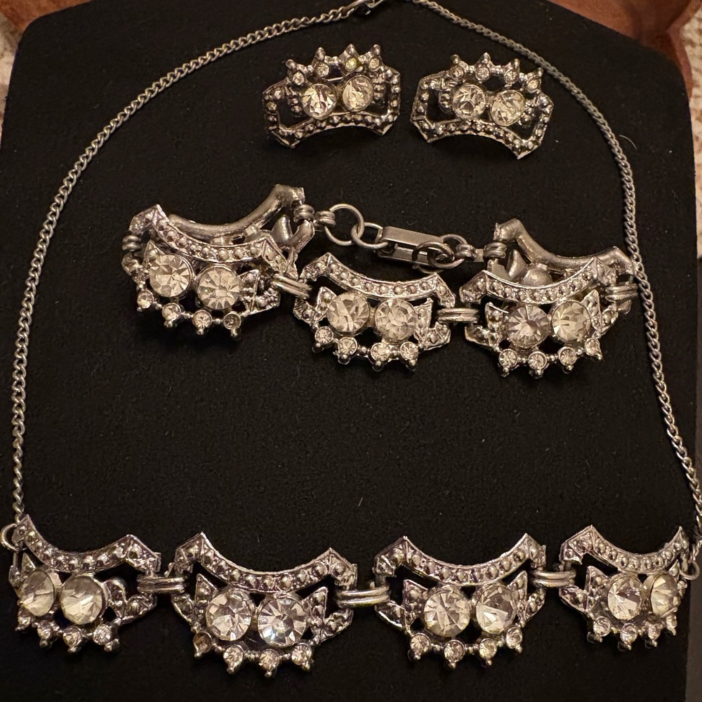 Beautiful Art Decor Silver-tone  3 piece necklace bracelet screw back earrings‎